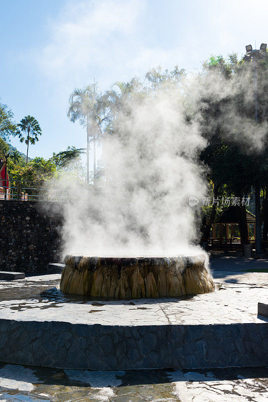 泰国拉廊Raksa Warin公园著名的温泉。